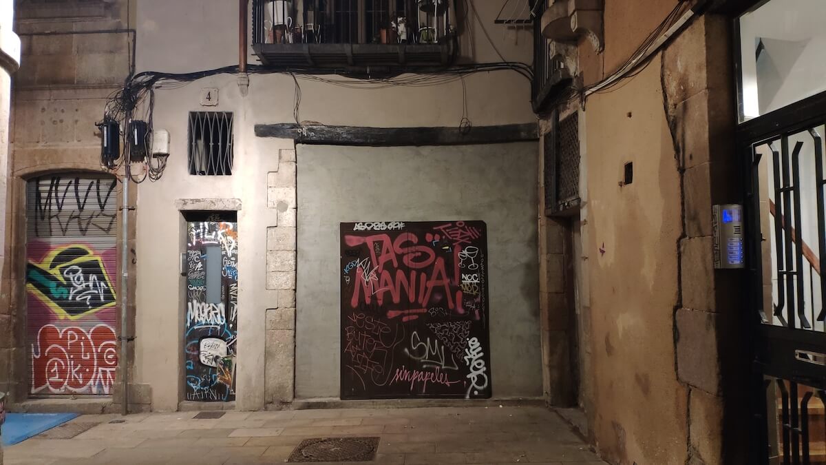 Grafitis en puertas y persianas de Barcelona