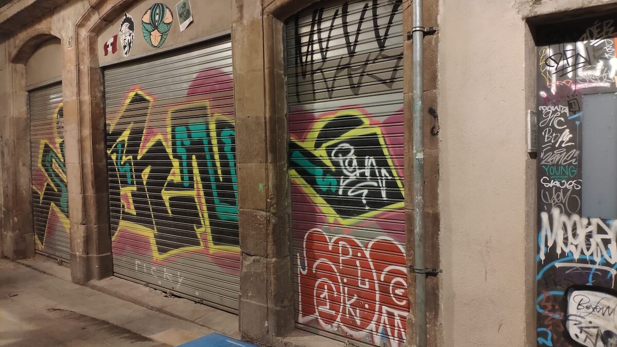 Grafitis en establecimientos de Barcelona
