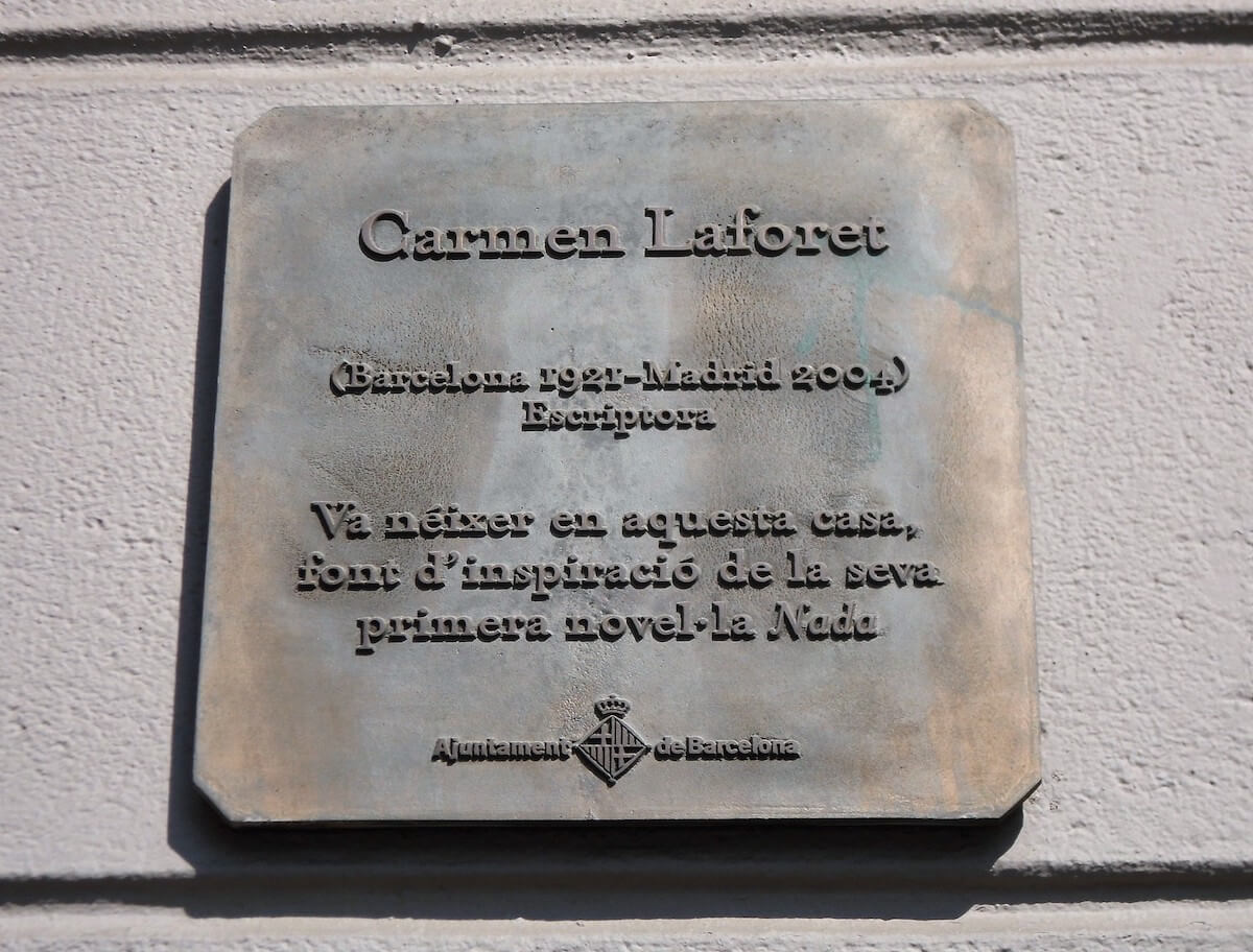 Placa de la casa en la que vivió la escritora Carmen Laforet.