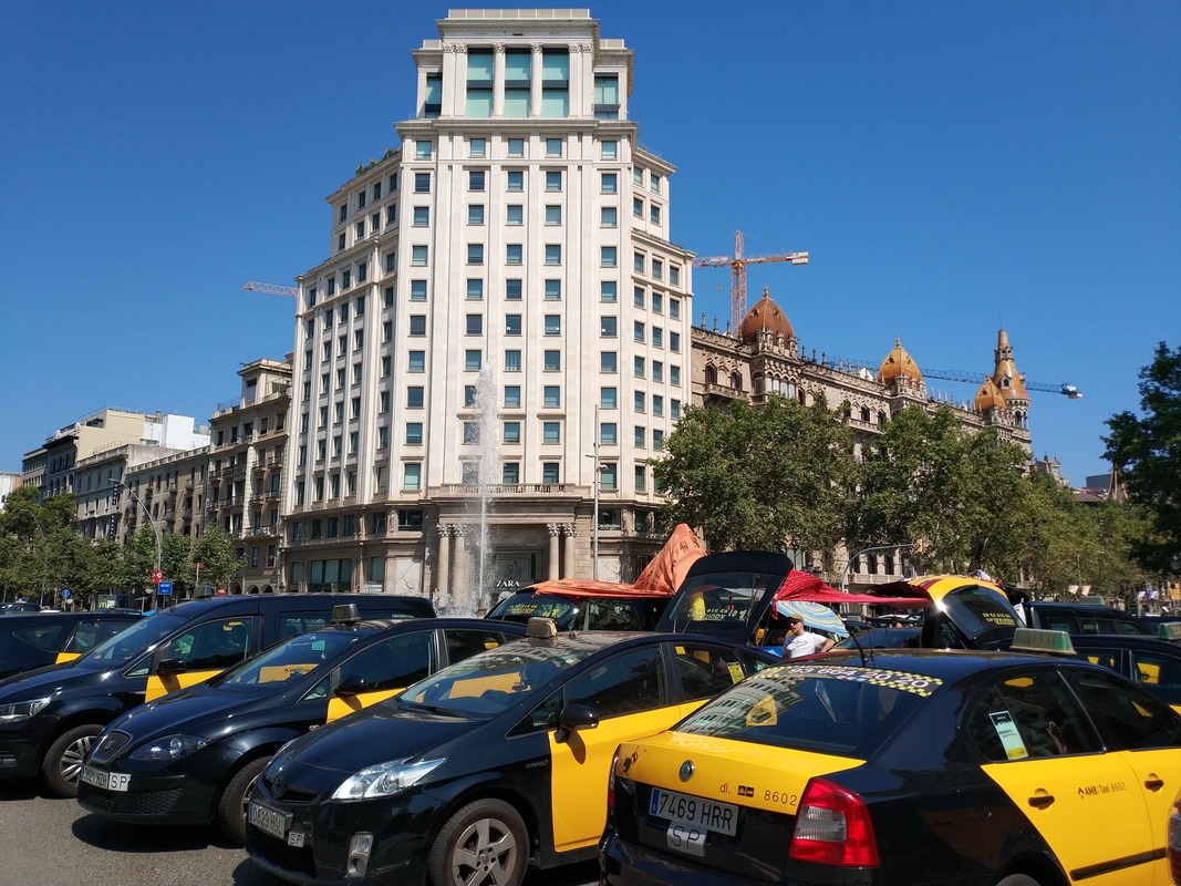 Acampada de los taxistas de Barcelona en Gran Via, en verano de 2018
