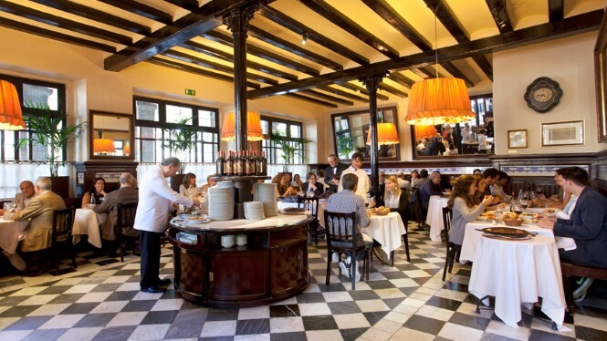Interior de Les 7 Portes, uno de los restaurantes históricos de Barcelona