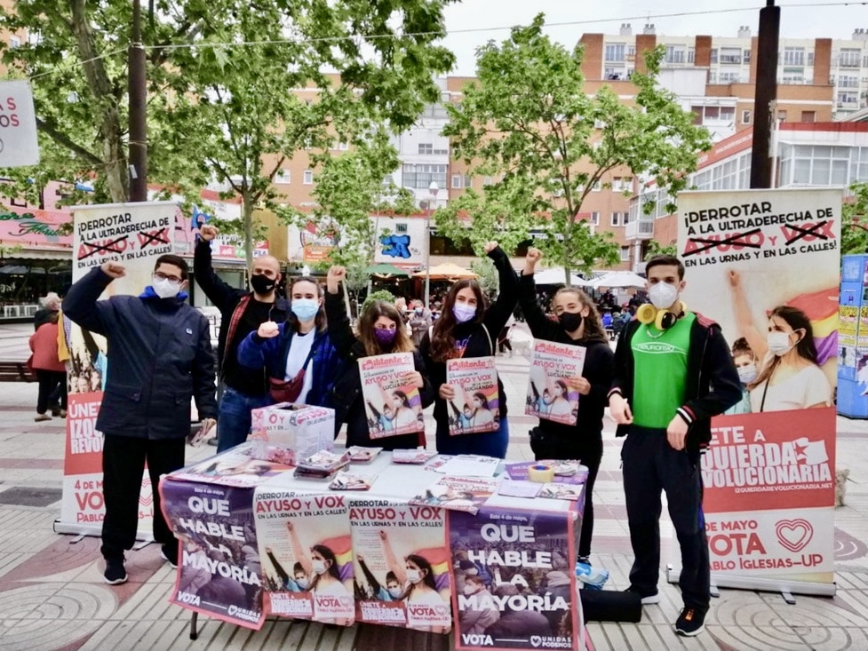 Un gupo de jóvenes hacen campaña a favor de Podemos. ©Twitter Podemos Madrid.
