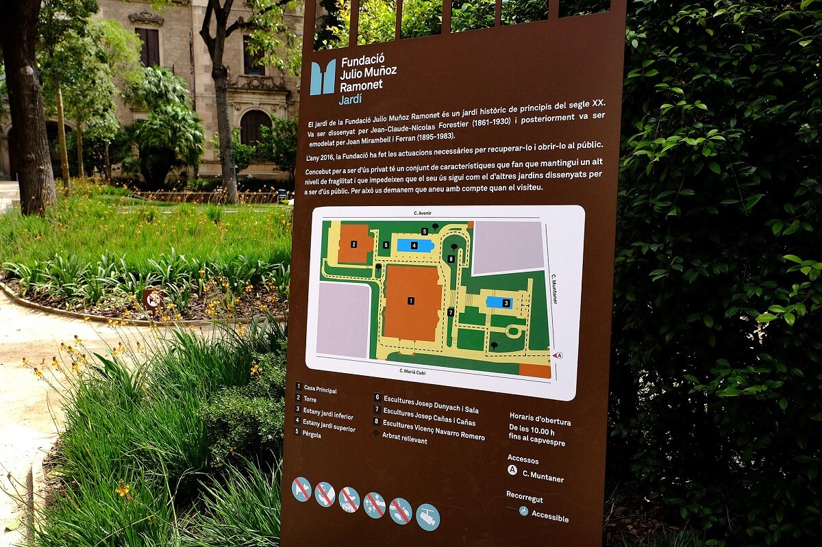 Panel informativo en los jardines de la Fundación Julio Muñoz Ramonet