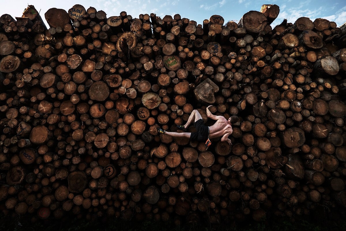 'Log Pile Bouldering'. Primer premio en la categoría de deportes (individual) del World Press Photo 2021