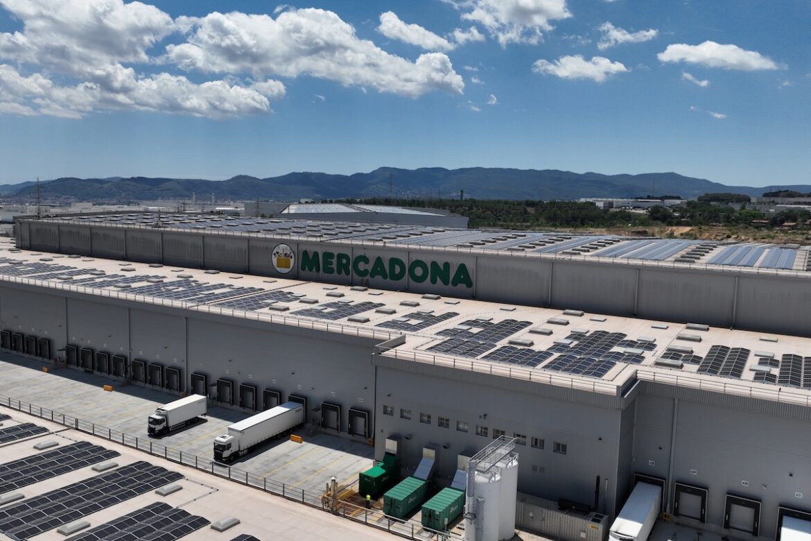 Mercadona ha estrenado en el bloque logístico de Abrera su mayor instalación fotovoltaica.