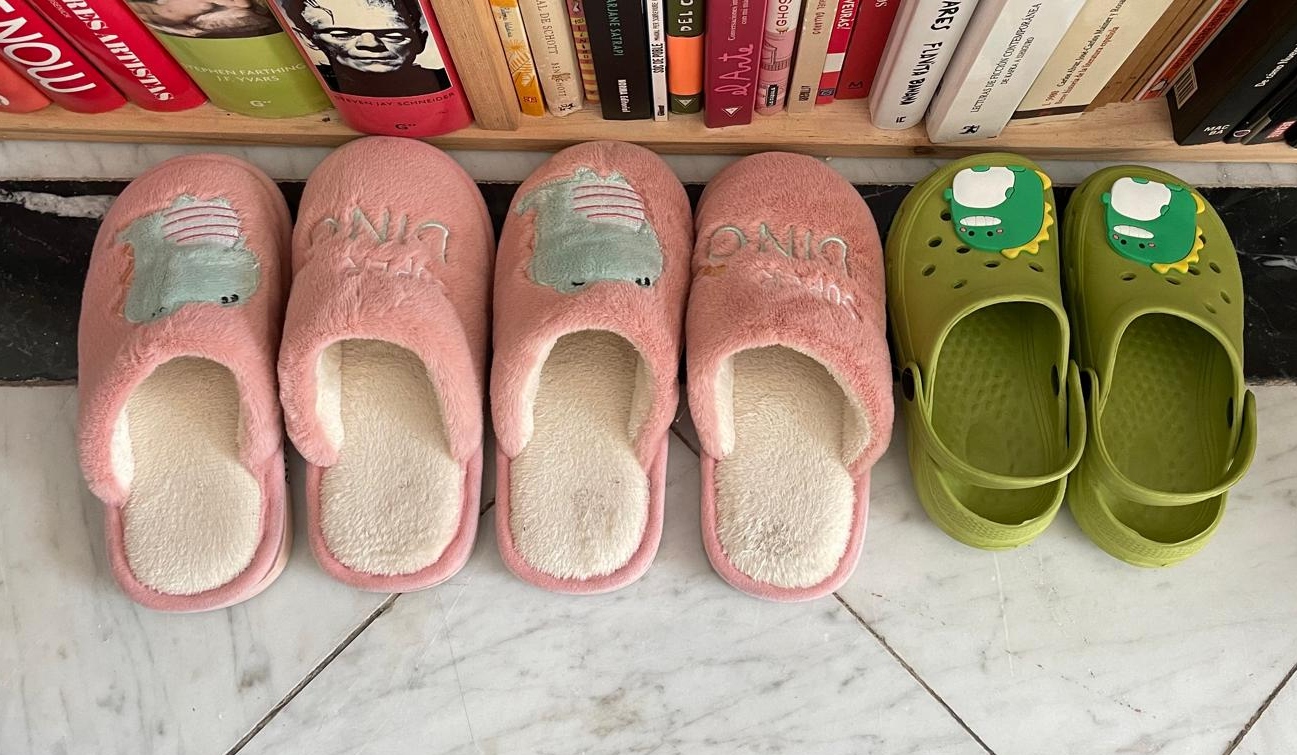 Zapatillas de niños del SFC en casa de una voluntaria. 