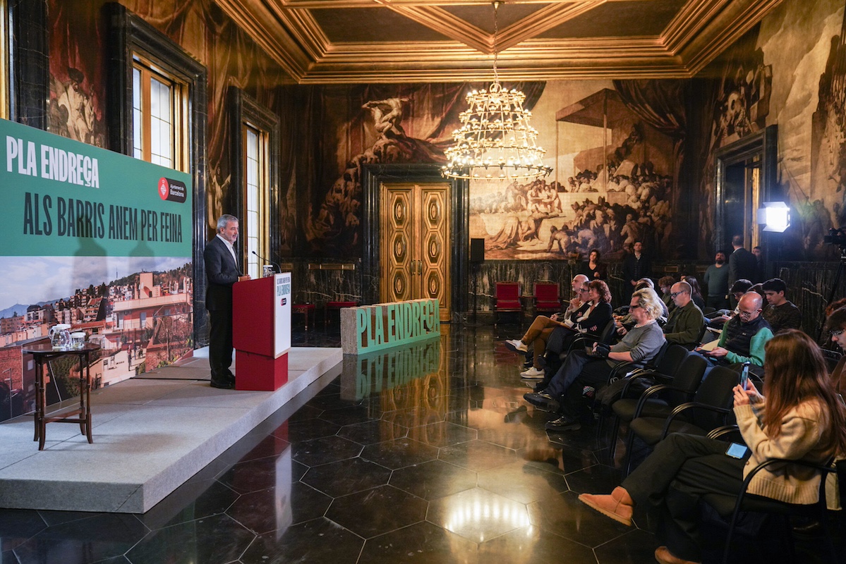 El alcalde de Barcelona, Jaume Collboni, en rueda de prensa sobre el Pla Endreça.